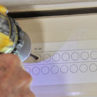 Tuuletusritilä oveen asennus: Poraa reiät sapluunassa näkyvien merkkien kohdalle Tuuletusritilä oveen asennus: Poraa reiät sapluunassa näkyvien merkkien kohdalle